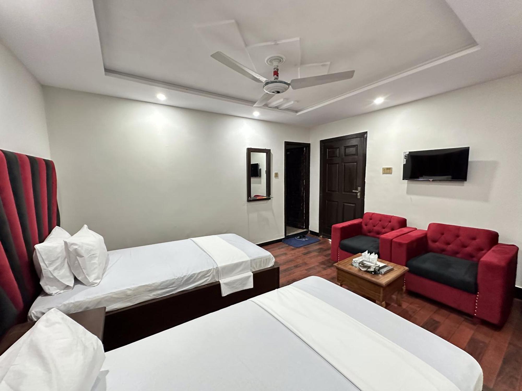 Decent Lodge Guest House Исламабад Экстерьер фото