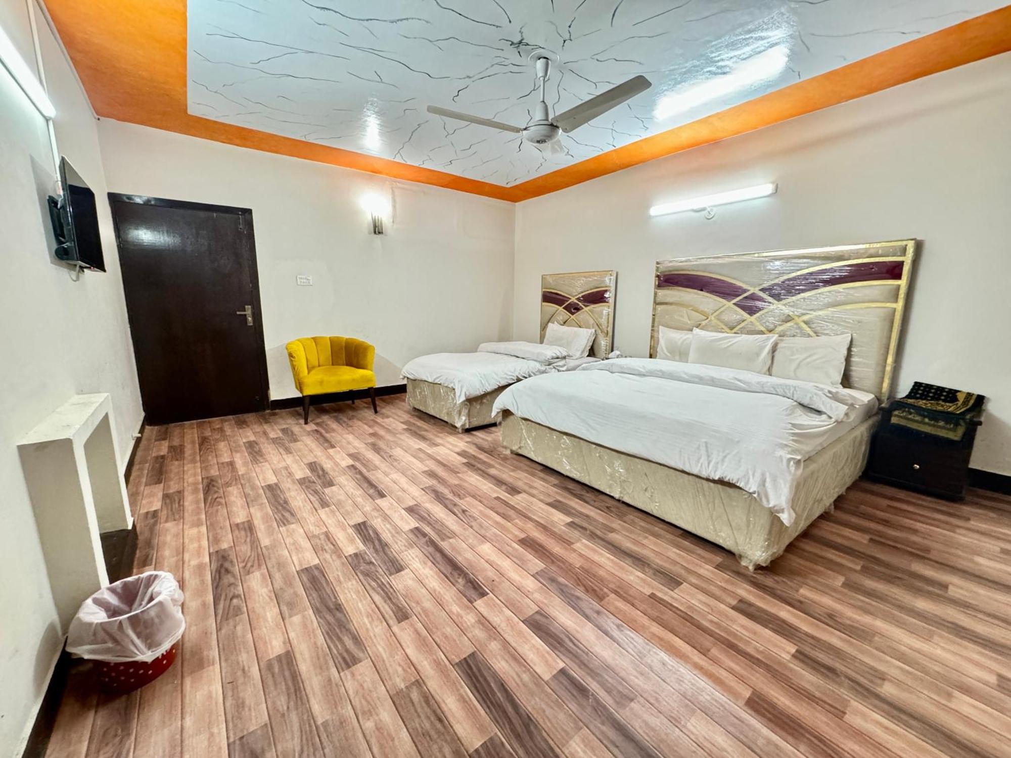 Decent Lodge Guest House Исламабад Экстерьер фото