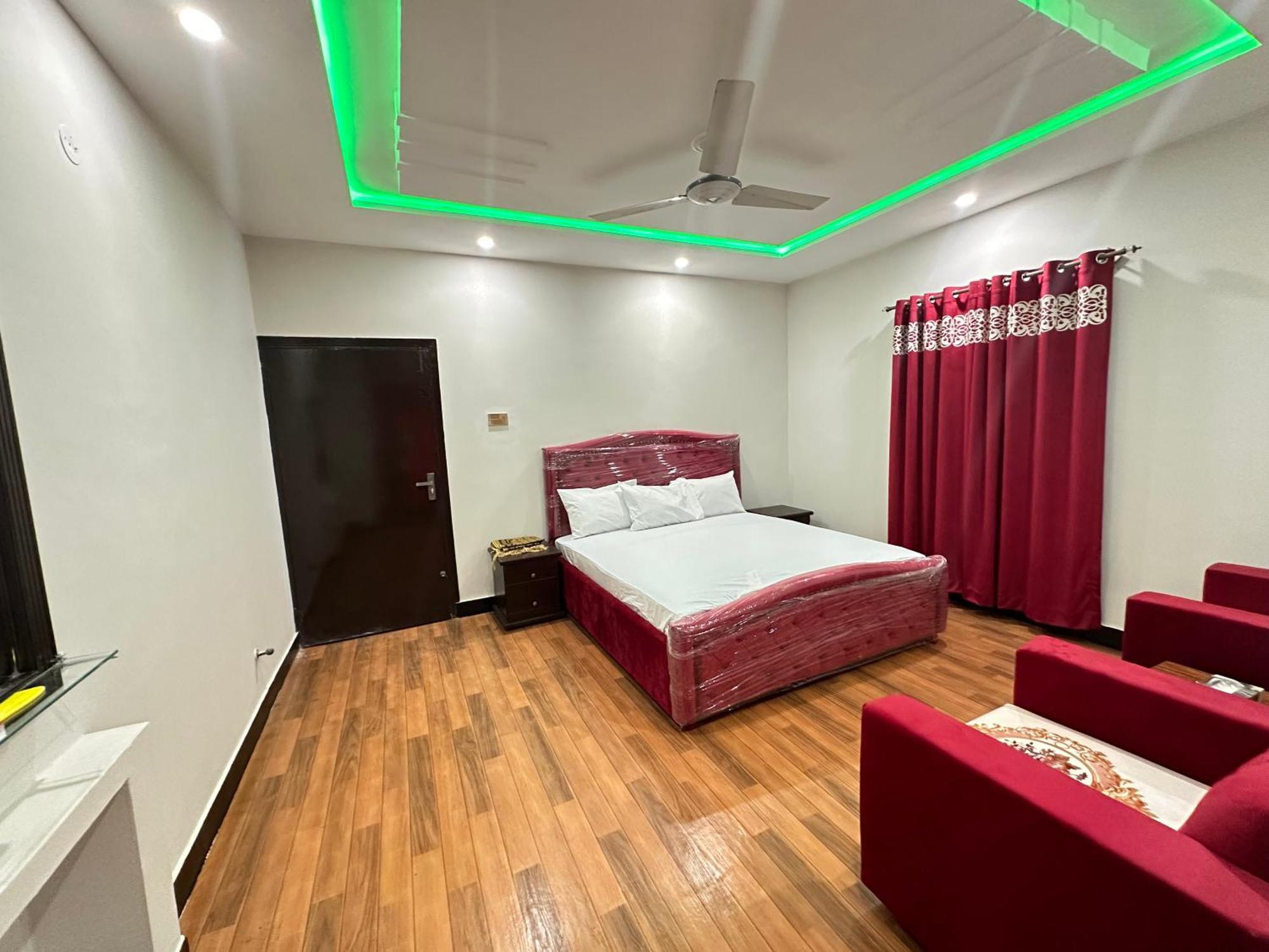 Decent Lodge Guest House Исламабад Экстерьер фото