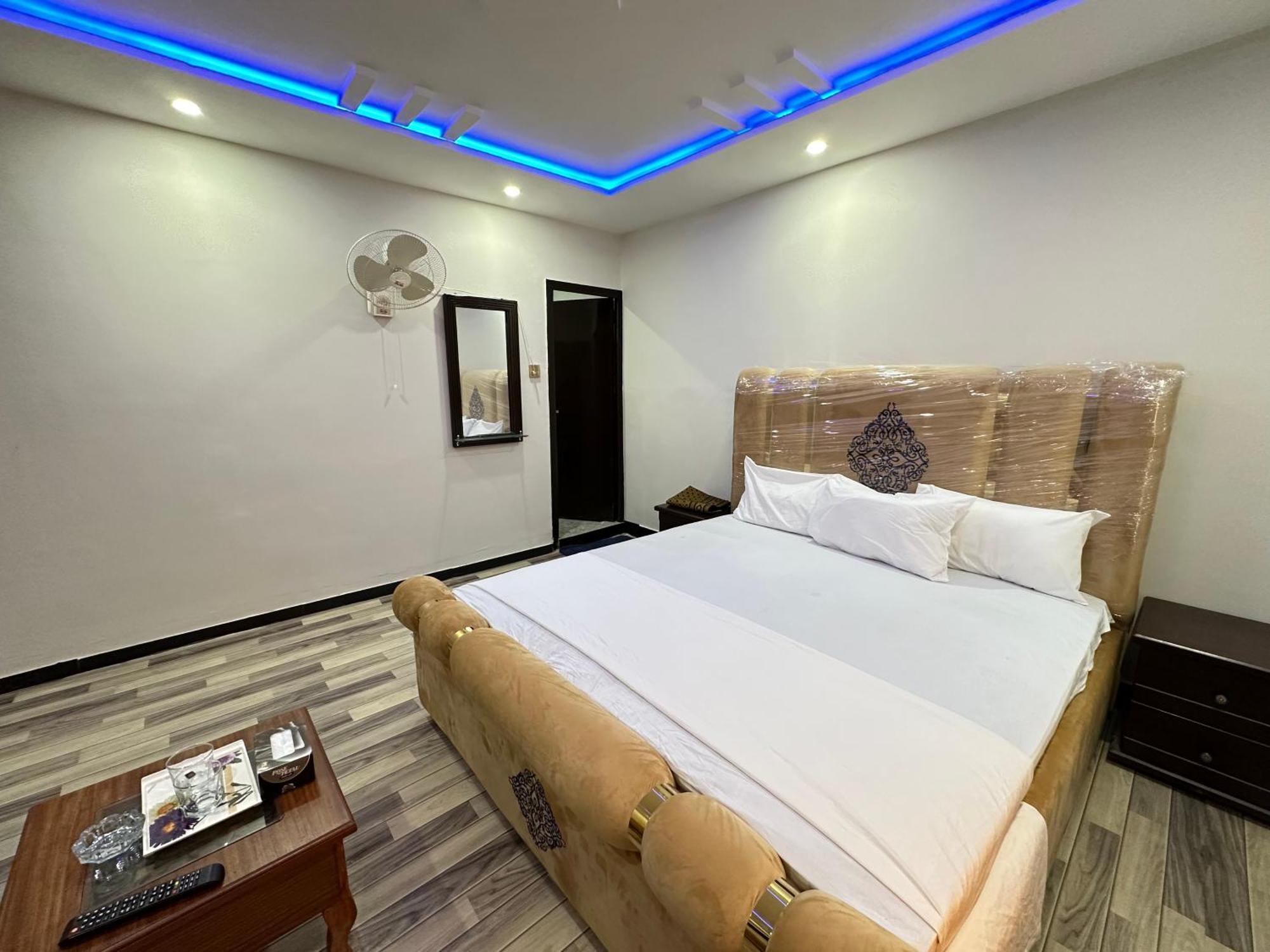 Decent Lodge Guest House Исламабад Экстерьер фото