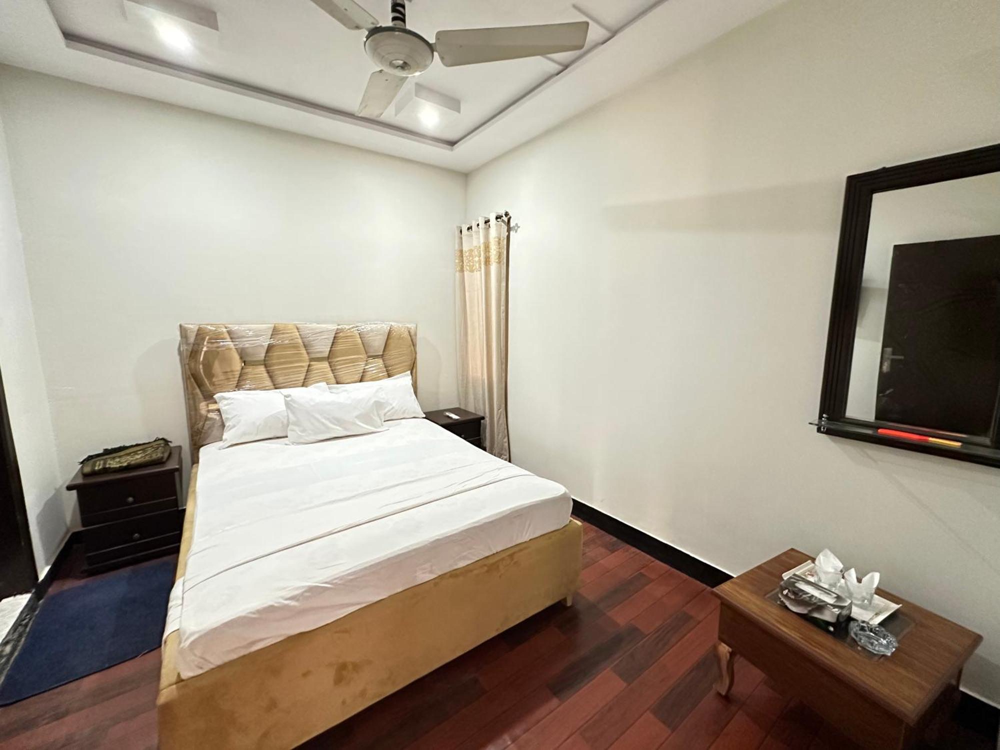 Decent Lodge Guest House Исламабад Экстерьер фото