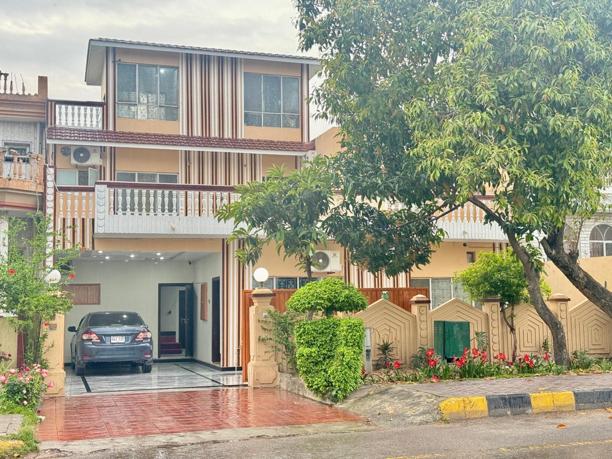 Decent Lodge Guest House Исламабад Экстерьер фото